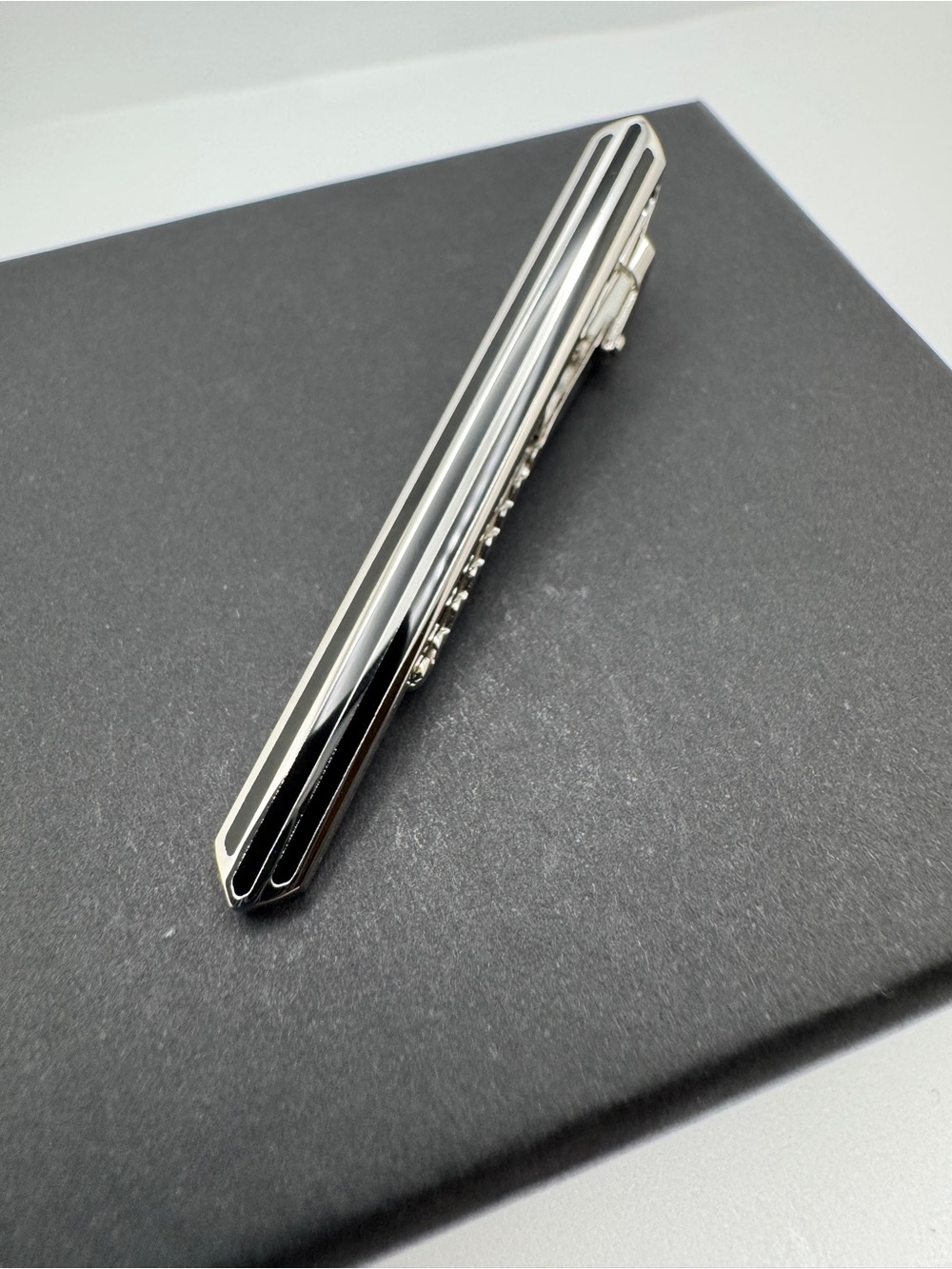 NWOT Burberry Silver and Black Striped Tie Clip - Picture 4 of 13